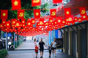 ទីក្រុងហូជីមិញពោរពេញទៅដោយទង់ជាតិ និងផ្កាដើម្បីអបអរសាទរមហាសន្និបាតលើកទី ១៤ របស់បក្ស